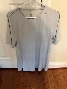 lululemon athletica Light Gray Short Sleeve Performance Tee